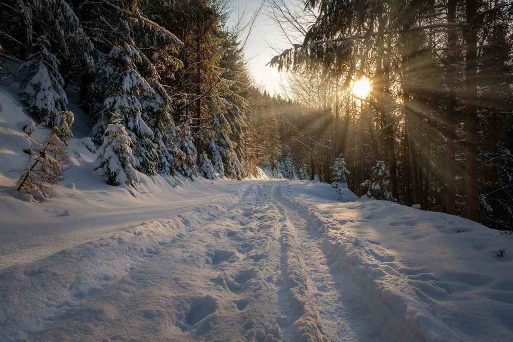 Beskidy Środkowe: wysokość i atrakcje turystyczne, jaskinie